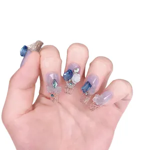 Uñas postizas artesanales con degradado azul rosa de hielo y brillantes diamantes