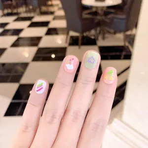 Faux ongles courts ronds faits main avec motifs mignons d'arc-en-ciel et cerise