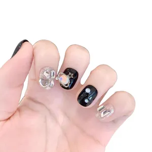 Unghie finte fatte a mano con glitter nero e argento di lusso, ciondoli pianeta e cuore