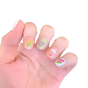 Faux ongles courts faits main avec fleurs tulipes 3D et jolis motifs de cœurs