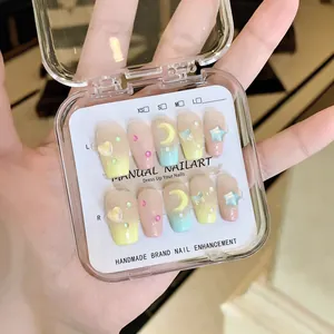 Χειροποίητα νύχια με διαβάθμιση macaron, τρισδιάστατα αστέρια και πέρλες σε κουτί