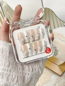 Détail de faux ongles faits main avec fleurs 3D perles et étiquette de taille S