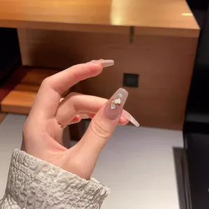 Luxuriöse eisrosa Press-on-Nägel mit 3D-Muscheln, Perlen und goldenen Akzenten