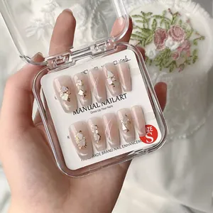 Handgefertigte Cat-Eye Kunstnägel in Nude-Rosa mit Perlen und Muschel-Akzenten