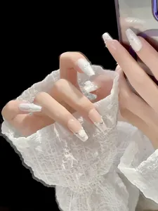Détails des faux ongles ballerine avec fleurs en résine 3D et perles nacrées