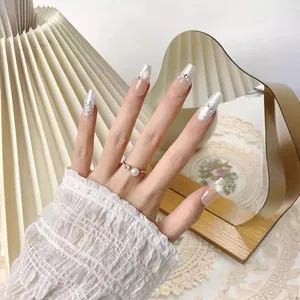 Faux ongles longs trapèze avec pointes marbre blanc, perles et strass scintillants