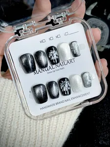 Détail de faux ongles faits main œil de chat noir avec motifs de feux d'artifice peints