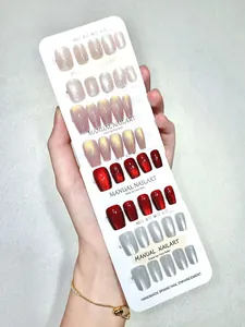 Detail von handgemachten Press-on-Nägeln mit Cat-Eye-Effekt und funkelndem Glitzer-Design