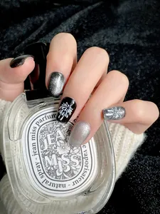 Vue détaillée des faux ongles faits main cat-eye trou noir avec motifs de feux d'artifice