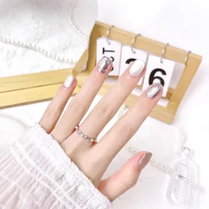 Unghie finte argento glitterate e cromate a specchio con elegante anello di perle