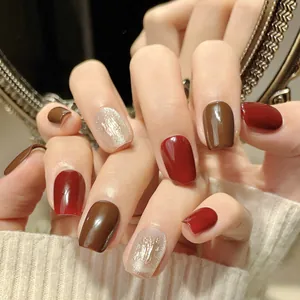Unghie finte fatte a mano bordeaux e champagne glitter di forma quadrata corta invernale