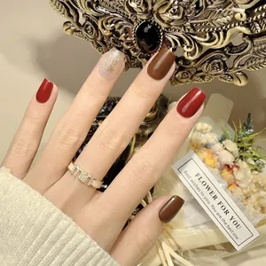 Unghie finte fatte a mano rosso ciliegia e cat-eye glitterate per matrimonio e capodanno