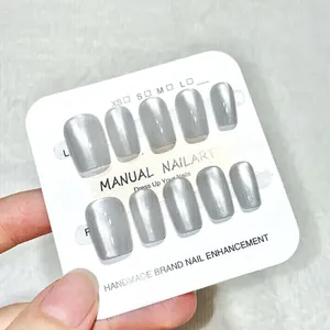 Handgefertigte silberne Katzenaugen-Press-On-Nägel mit Satin-Finish und Glitzersteinen