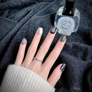 Faux ongles faits main œil de chat noir avec paillettes argentées et motifs floraux