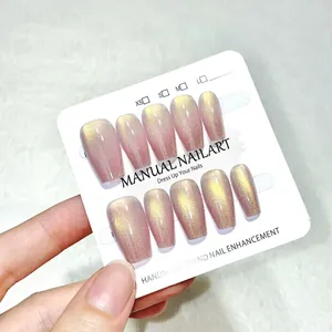 Handgemachte rosa-lila Katzenauge Press-on Nägel mit Glitzer-Finish auf Display