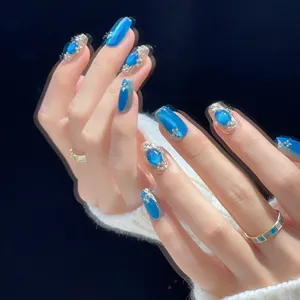 Blaue Cat-Eye-Nägel zum Aufkleben mit Silberglitzer und 3D-geprägten Kristallornamenten