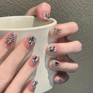Faux ongles faits main en amande avec charmes papillon argentés et strass brillants