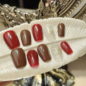 Unghie finte artigianali bordeaux occhio di gatto con glitter champagne e foglie d'oro