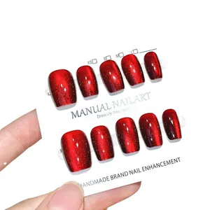 Handgefertigte rote Cat-Eye Kunstnägel mit Satin-Finish in quadratisch-ovaler Form