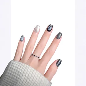 Faux ongles faits main œil de chat noir avec motifs floraux blancs et bague en argent