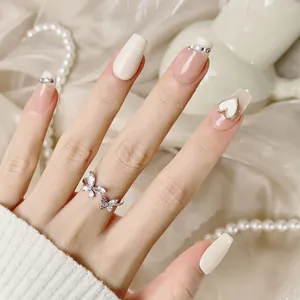 Faux ongles blanc crème élégants avec breloques cœur et strass brillants pour l'automne