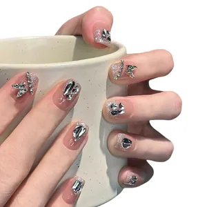 Faux ongles scintillants avec papillon en métal 3D argenté et accents de strass en cristal