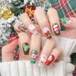 Unghie finte natalizie fatte a mano con Babbo Natale 3D, renne e motivi festivi