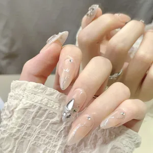 Handgefertigte Almond-Press-On-Nägel in Nude mit silbernem Glitzer und Wassertropfen-Strass