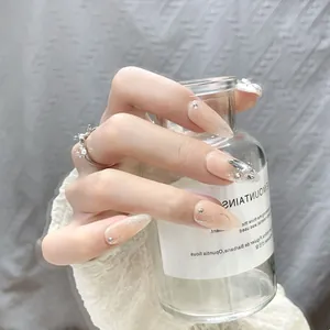 Handgefertigte Mandelnägel zum Aufkleben mit glitzernden Strasssteinen und Silberlinien