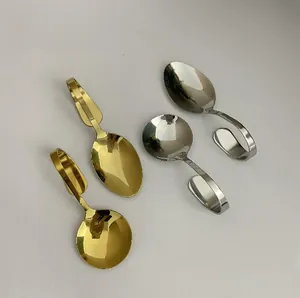Polierte Edelstahllöffel mit gebogenem Griff in Gold und Silber mit Spiegeleffekt