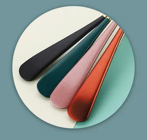 Detailansicht bunter Besteckgriffe aus 304 Edelstahl mit elegantem goldenem Metall-Finish