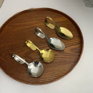 Detailansicht der Edelstahllöffel mit gebogenem Griff in Gold und Silber Finish