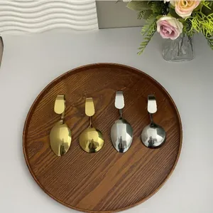 Detailansicht der Rückseite kreativer Edelstahllöffel mit gebogenem Griff in Gold und Silber