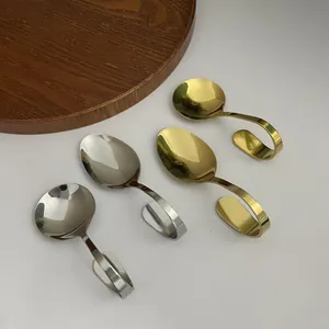 Set mit vier kreativen Löffeln aus Edelstahl mit gebogenem Griff in Gold und Silber Optik