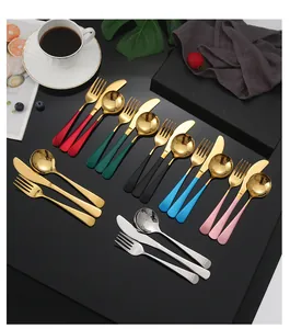 Service de couverts en acier inoxydable 304 poli avec manches colorés sur table