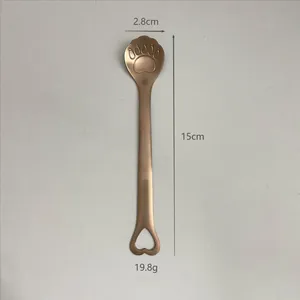 Détails d'une cuillère patte de chat or rose avec manche cœur et dimensions de 15 cm