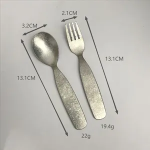 Vista detallada del juego de cubiertos infantiles de titanio con tenedor y cuchara
