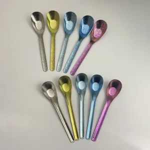 Bunte Titanlöffel mit strukturierten und glatten Griffen in verschiedenen Metallic-Farben