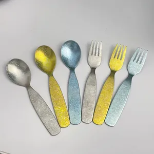 Detalle del juego de 6 cubiertos para niños en titanio cristalizado de tres colores