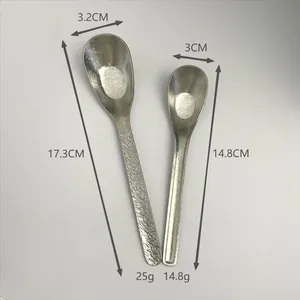 Makroaufnahme von Titanlöffeln mit Hammerschlagstruktur und Abmessungen für den Haushalt