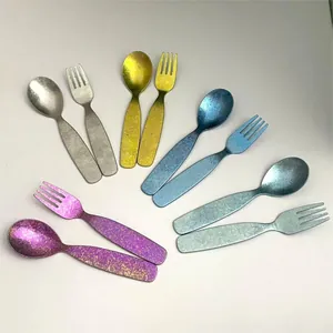 Set de cubiertos de titanio en cinco colores con textura para niños y uso de viaje