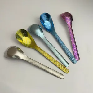 Fünf bunte Titanlöffel mit Hammerschlag-Textur und Eiskristall-Effekt in der Detailansicht