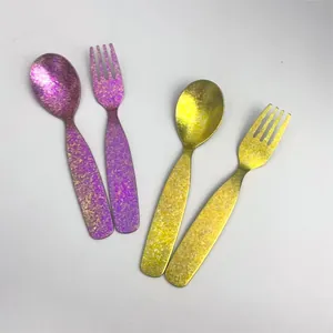 Juego de cubiertos de titanio para niños con textura de cristal y acabados coloridos