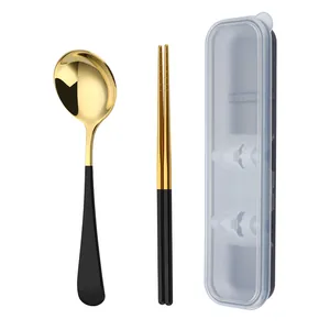 Tragbares Besteckset aus 304 Edelstahl mit schwarz-goldenen Löffeln und Stäbchen