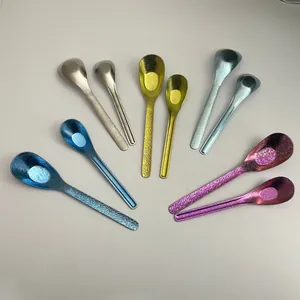 Titan-Löffel-Set mit Hammerschlag-Textur in fünf Metallfarben und zwei Grifflängen