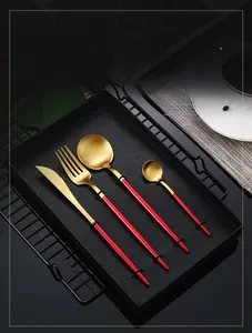 Dettaglio del set di posate in acciaio inox 304 rosso e oro in confezione regalo
