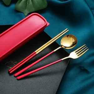 Tragbares 3-teiliges Edelstahl-Besteckset mit roter Box und goldener Oberfläche