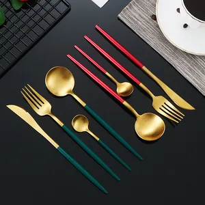 Set posate moderno in acciaio inox 304 con finitura oro opaco e manici colorati