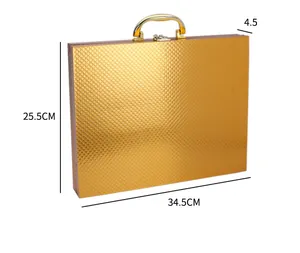 Coffret doré pour couverts avec surface texturée et dimensions de 34,5x25,5 cm