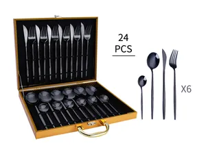 Ménagère 24 pièces en acier inoxydable noir présentée dans son coffret cadeau doré